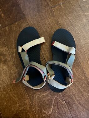 Teva universal sandal
